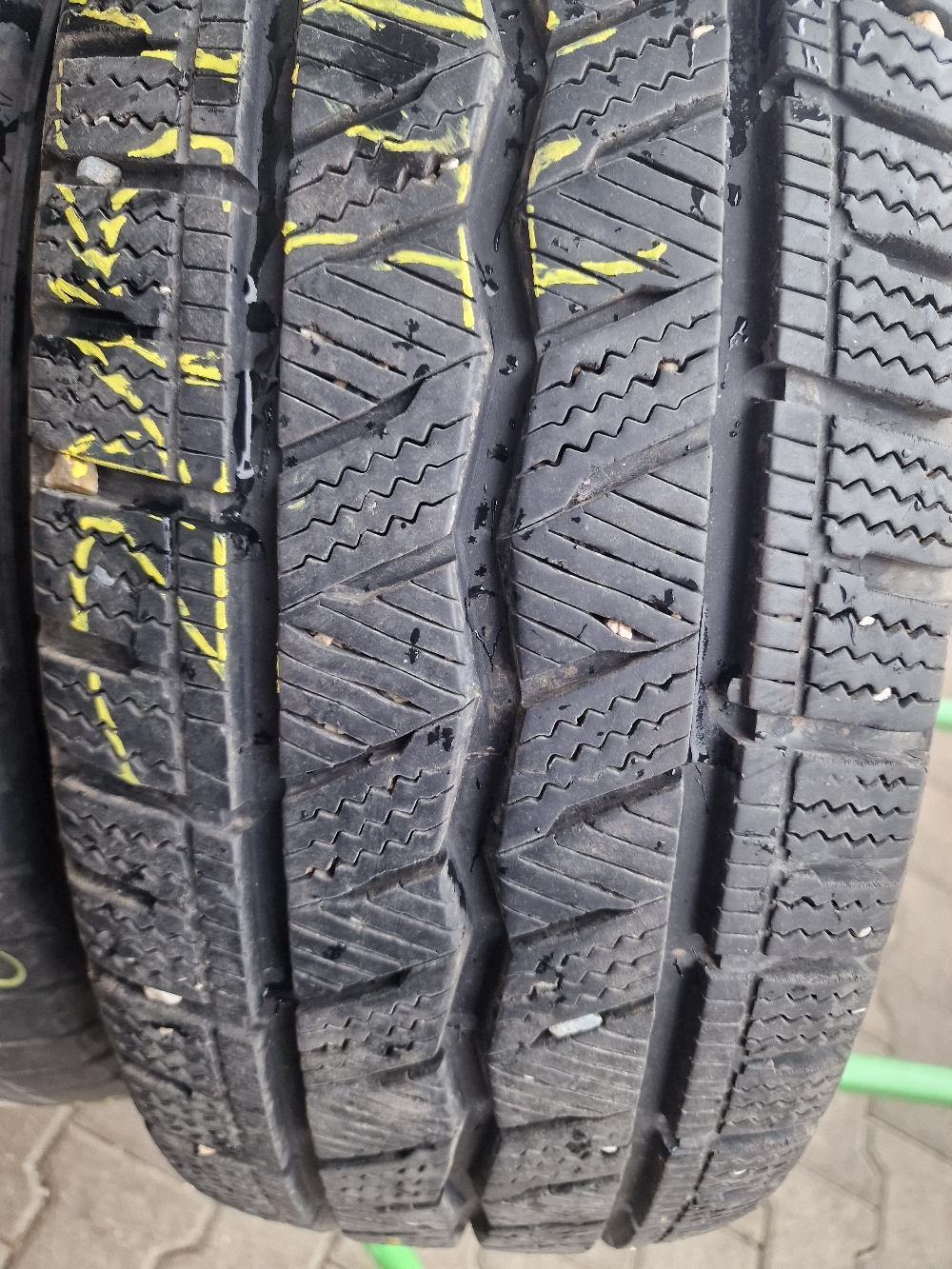 Hankook 215/65R16C RW12 8mm használt gumi HG17008