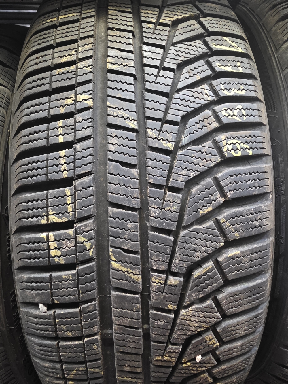 Hankook 215/55R17 W320 5-5.5mm használt gumi HG17386