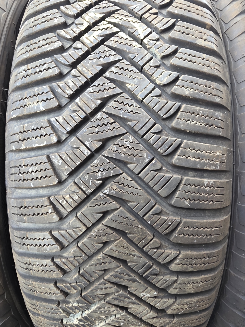 Laufenn 215/60R17 LW31 6mm használt gumi HG18168