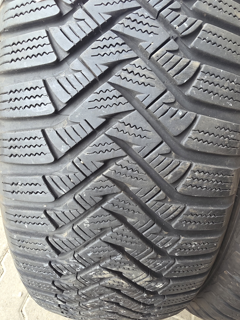 Laufenn 215/60R17 LW31 5.5-6mm használt gumi HG18169