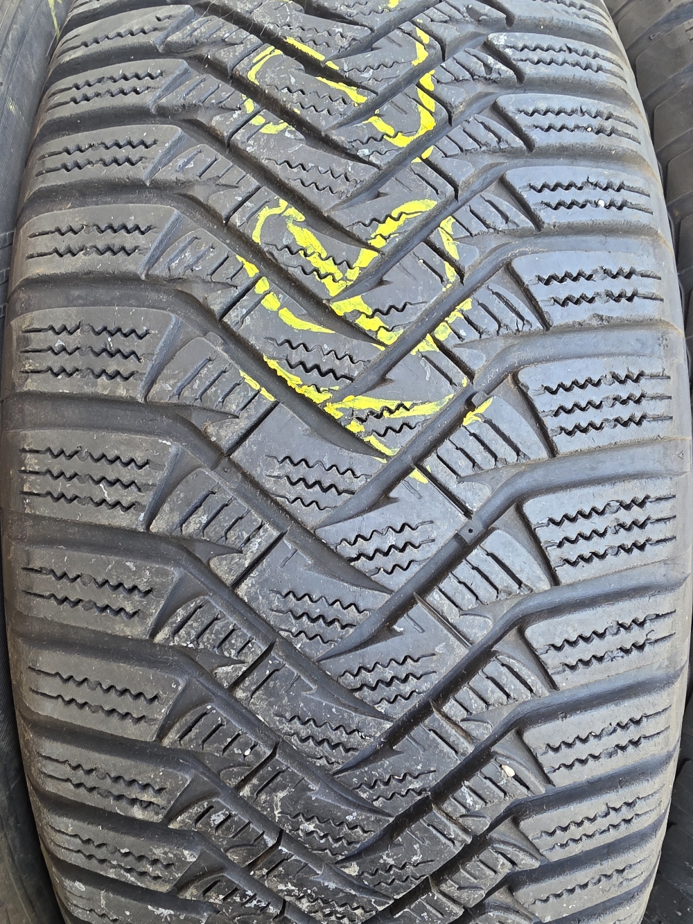 Laufenn 215/60R17 LW31 5mm használt gumi HG18254