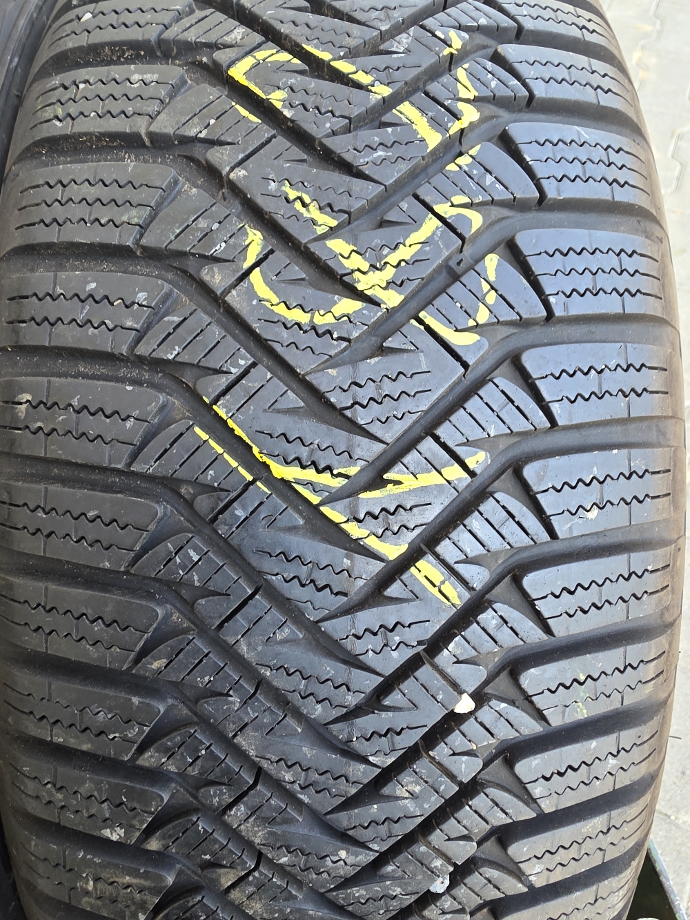 Laufenn 215/60R17 LW31 6-7mm használt gumi HG18255